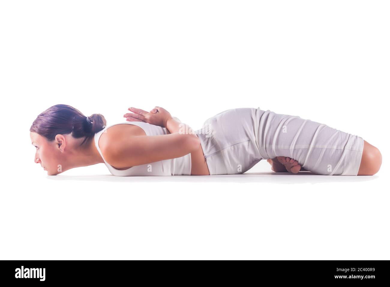 Donna che pratica yoga facendo la " supina sonno di lotus posa '. Supta Padmasana Foto Stock