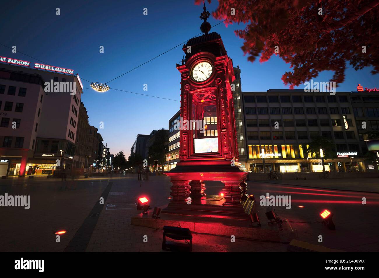 Hannover, Germania. 22 Giugno 2020. Orologio Kropcke illuminato - con la campagna nazionale 'Notte di luce', l'industria evento attira l'attenzione sulla sua emergenza finanziaria a causa della crisi di Corona. Hannover, 22 giugno 2020 | utilizzo in tutto il mondo Credit: dpa/Alamy Live News Foto Stock