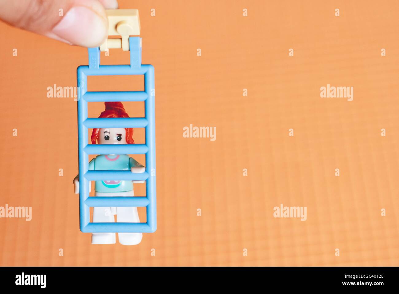 05/15/2020 Russia, Magnitogorsk: Personaggio la ragazza del costruttore Lego pende sulle scale Foto Stock