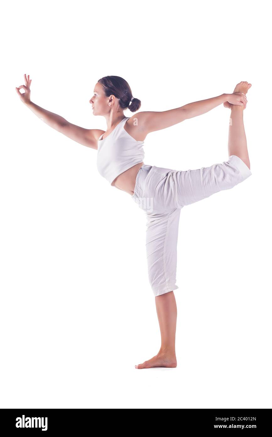 Donna che pratica yoga facendo la posa ' Signore della Danza '. Natarajasana Foto Stock