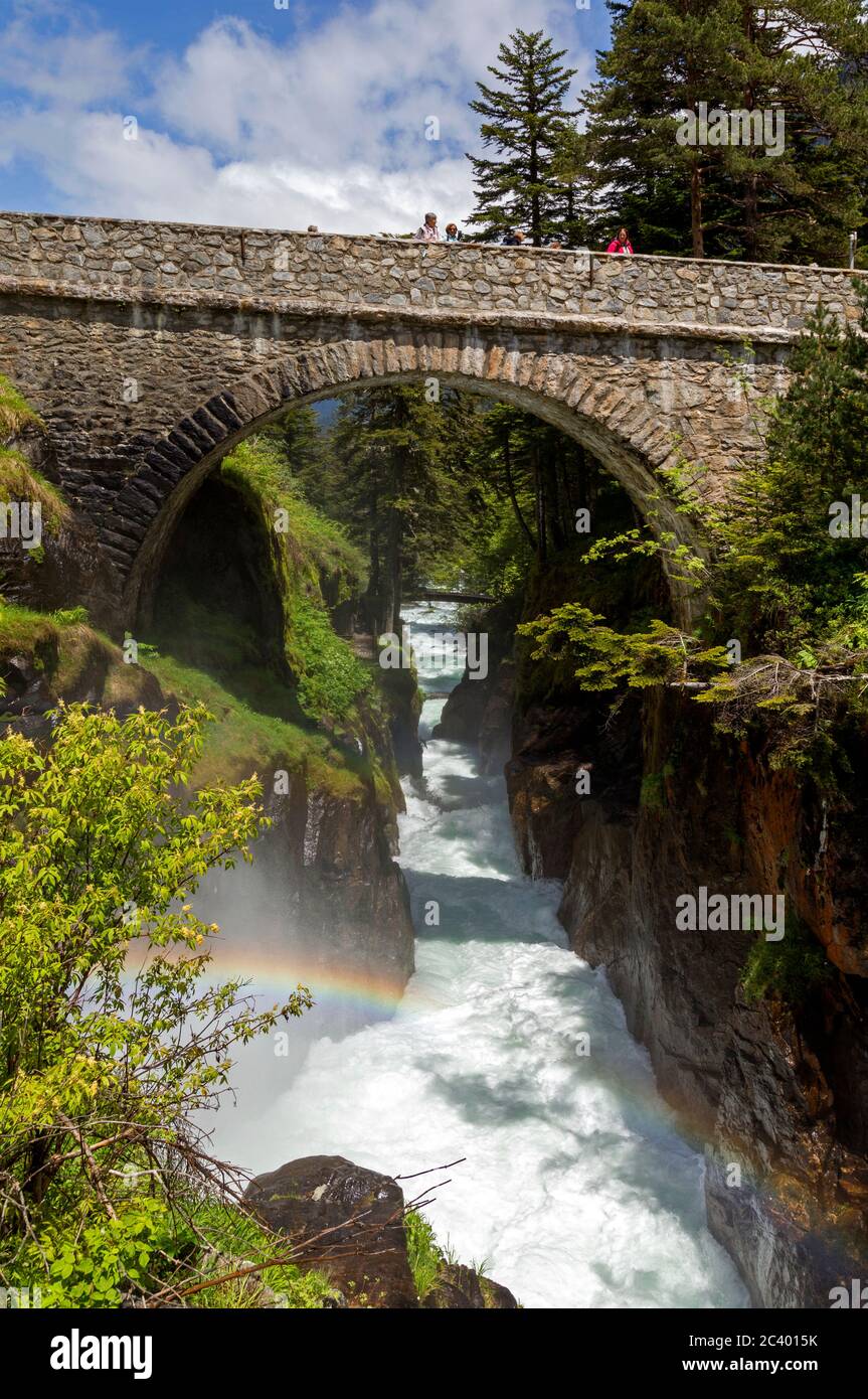 Escursionisti: Pont d'Espagne cascata vicino Cauterets, Occitany Francia Foto Stock