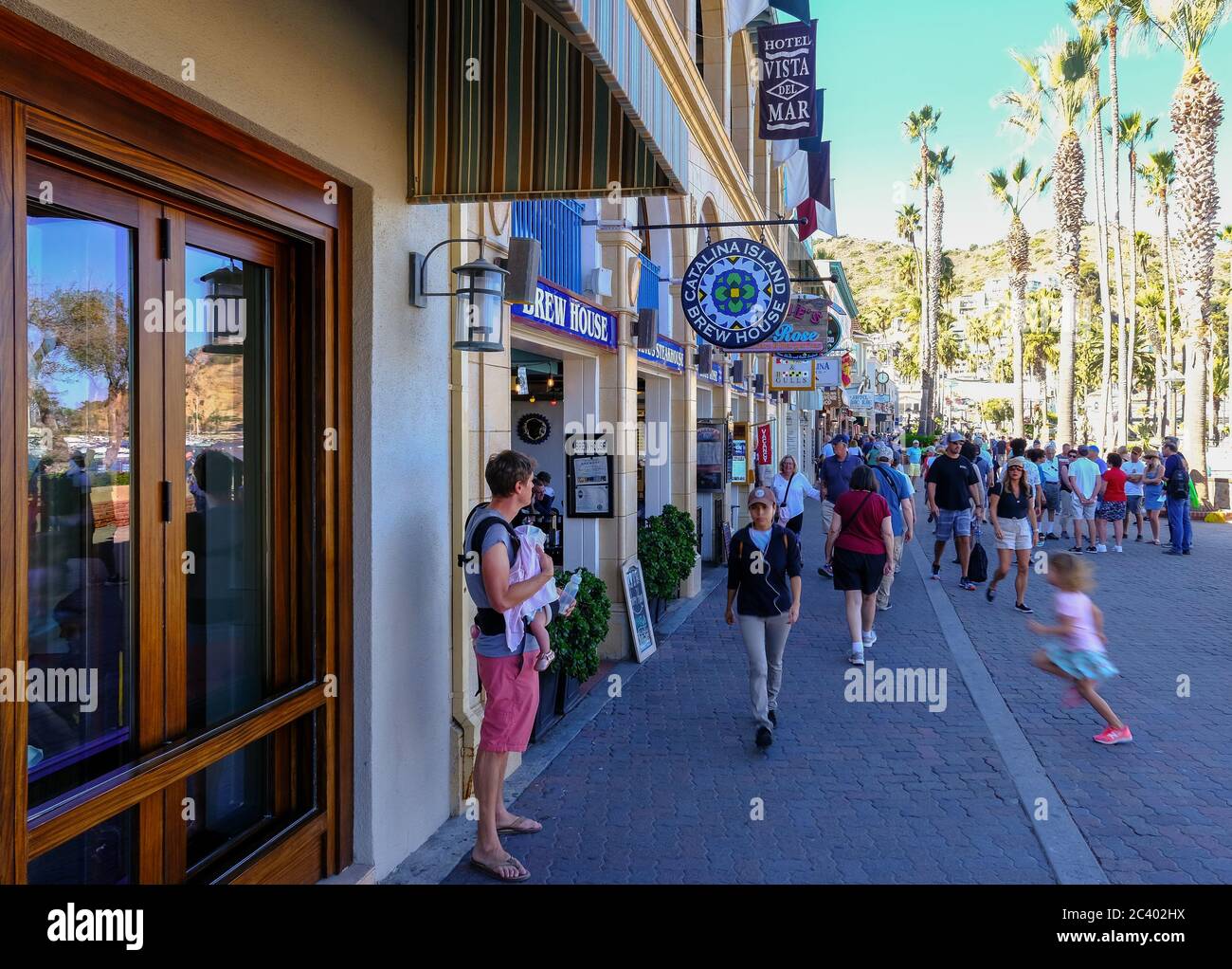 Negozi e negozi lungo Crescent Avenue ad Avalon Foto Stock