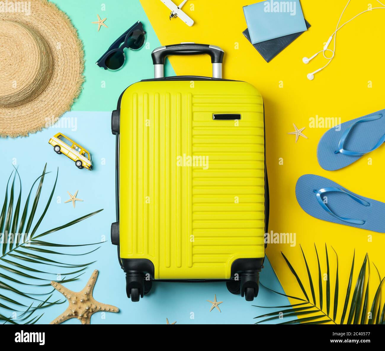 Accessori da viaggio su sfondo a due toni, vista dall'alto. Blogger di viaggio Foto Stock