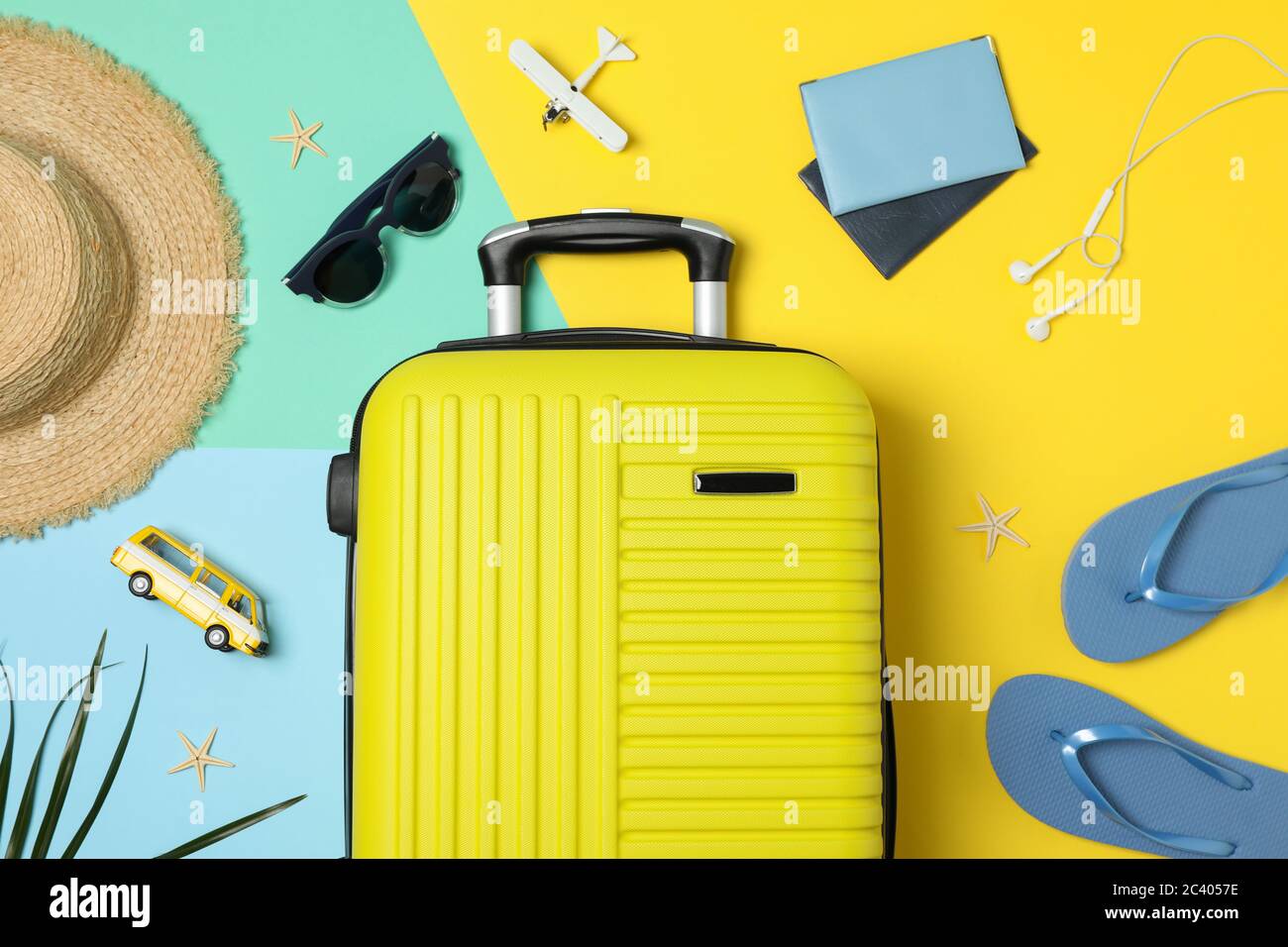 Accessori da viaggio su sfondo a due toni, vista dall'alto. Blogger di viaggio Foto Stock