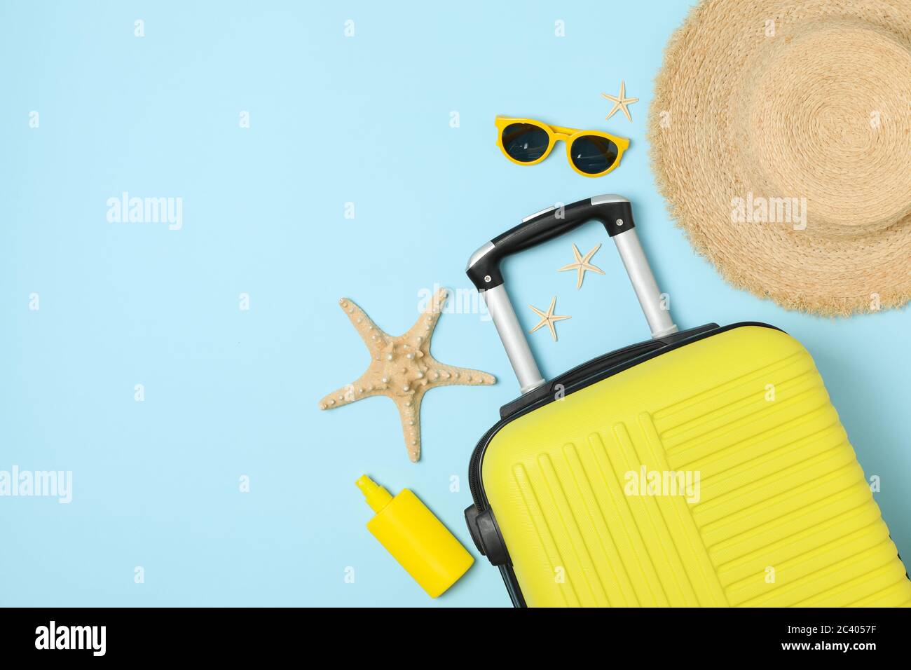 Accessori da viaggio su sfondo blu, vista dall'alto. Blogger di viaggio Foto Stock