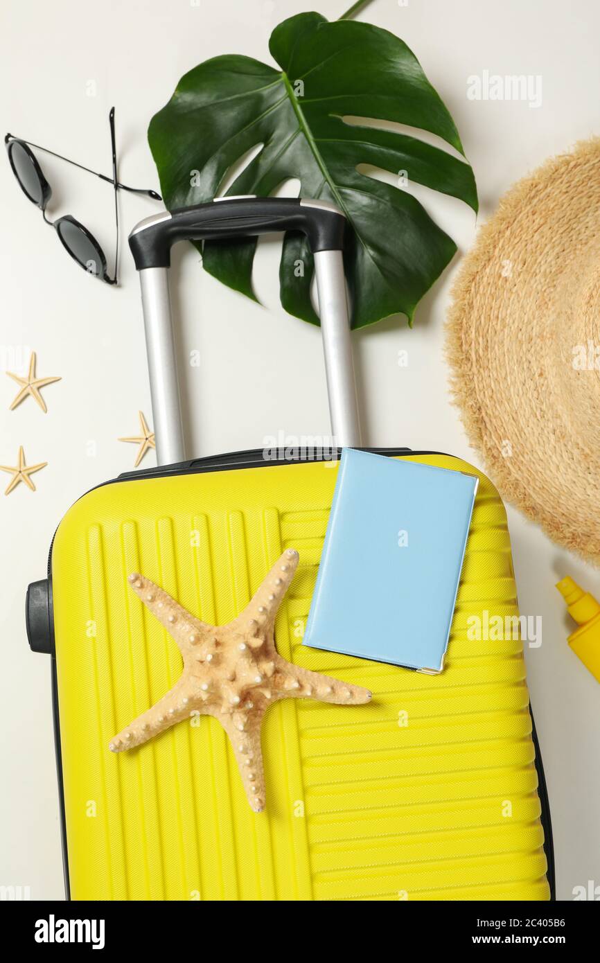 Accessori da viaggio su sfondo bianco, vista dall'alto. Blogger di viaggio Foto Stock