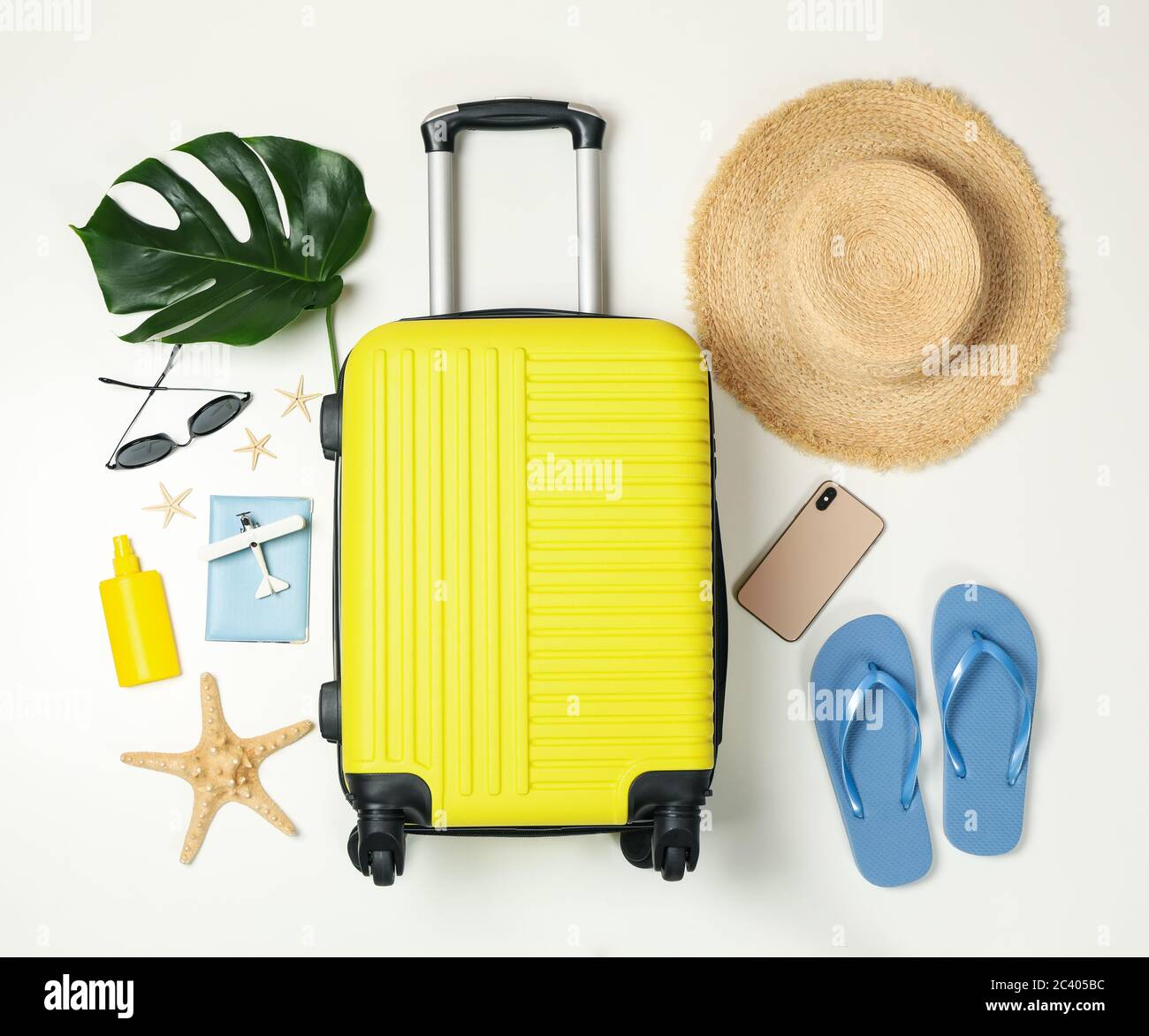 Accessori da viaggio su sfondo bianco, vista dall'alto. Blogger di viaggio Foto Stock