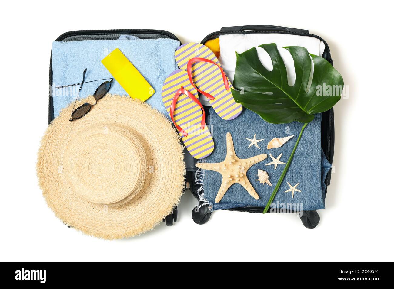 Composizione con accessori da viaggio isolati su sfondo bianco Foto Stock