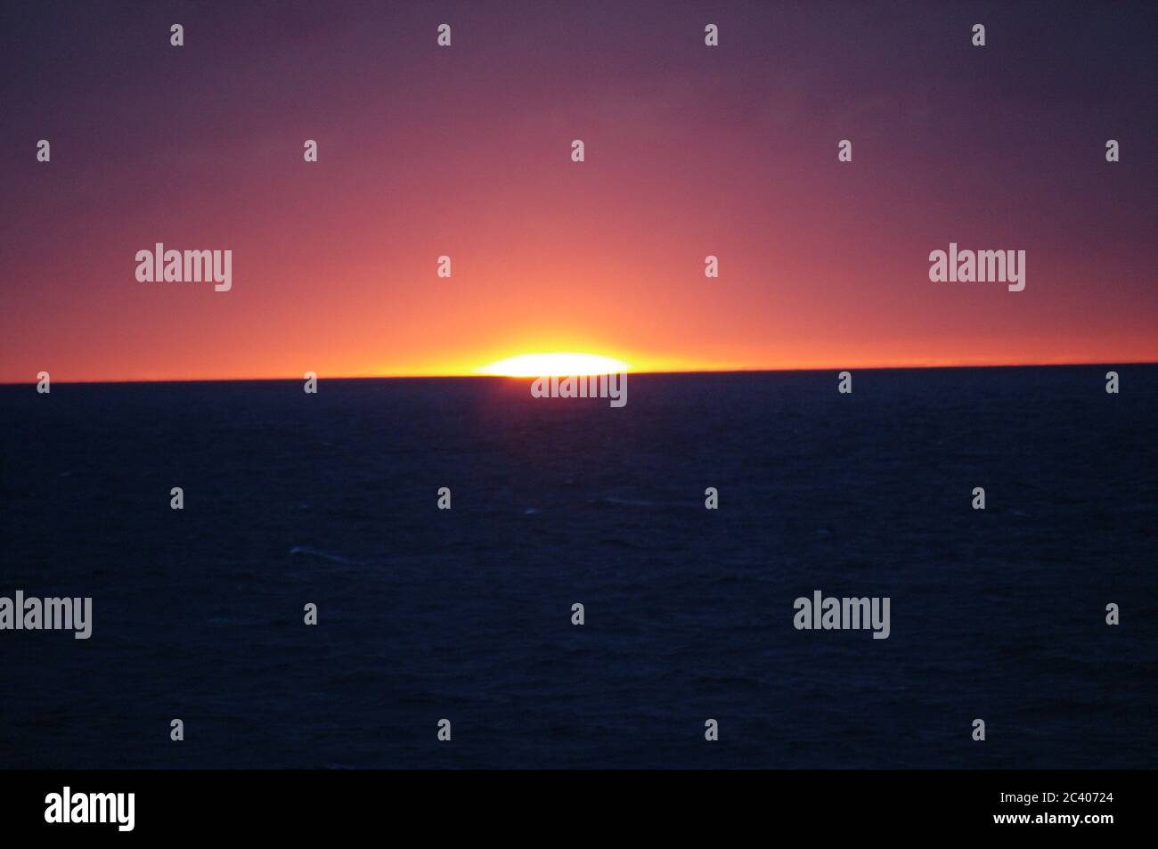 Sequenza di immagini di un tramonto dallo stesso punto di vista, tramonto nel mare, skyline al tramonto, orizzonte crepuscolo sul mare skyline di Magenta Foto Stock