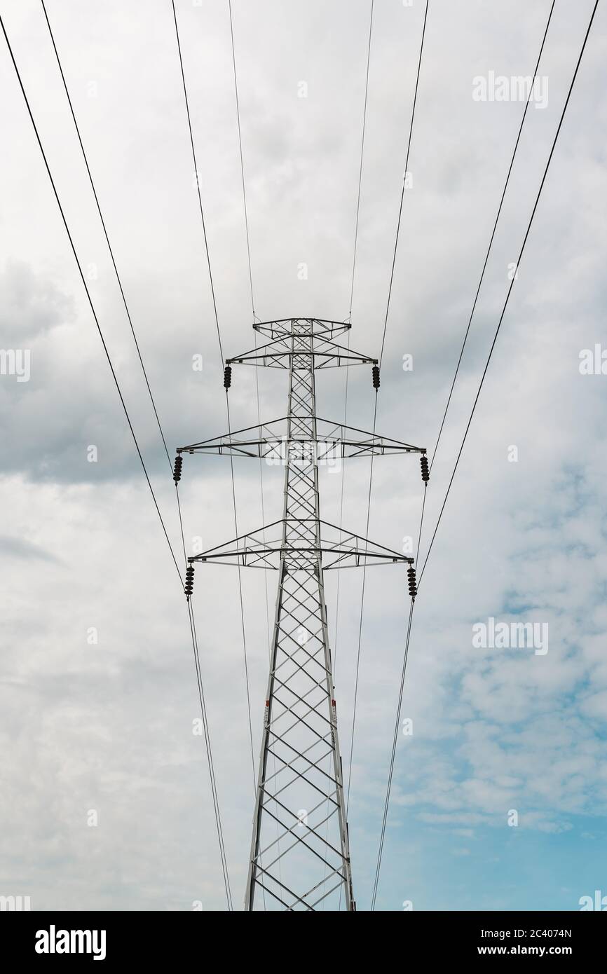 Circuito singolo trifase trasmissione di potenza trasmissione torre in acciaio o traliccio di elettricità contro nuvole bianche nel cielo Foto Stock