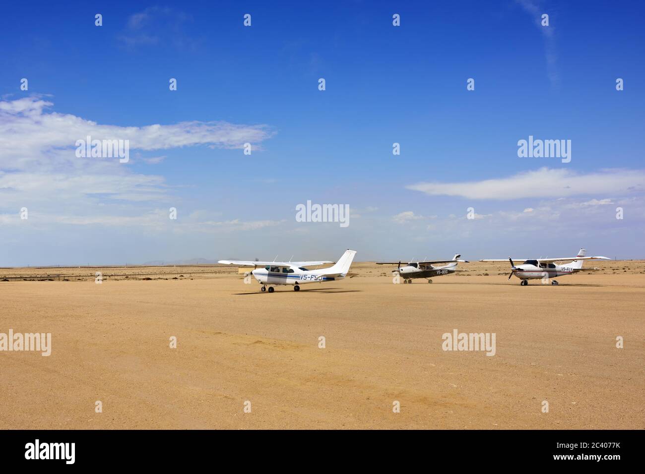 SWAKOPMUND, NAMIBIA - 31 GENNAIO 2016: L'aereo di Cessna decollerà sul piccolo aeroporto vicino a Swakopmund. Popolare attrazione turistica in Namibia - volo saf Foto Stock