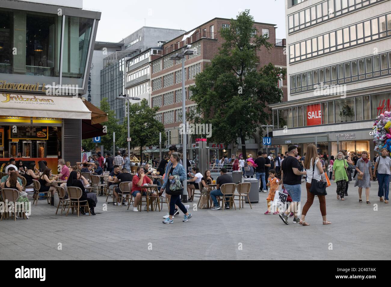 Un pomeriggio pieno di impegni nel centro di Hannover mentre gli acquirenti tornano nel centro della città in Germania dopo il coronavirus covid 19 le restrizioni pandemiche sono state rilassate. Foto Stock