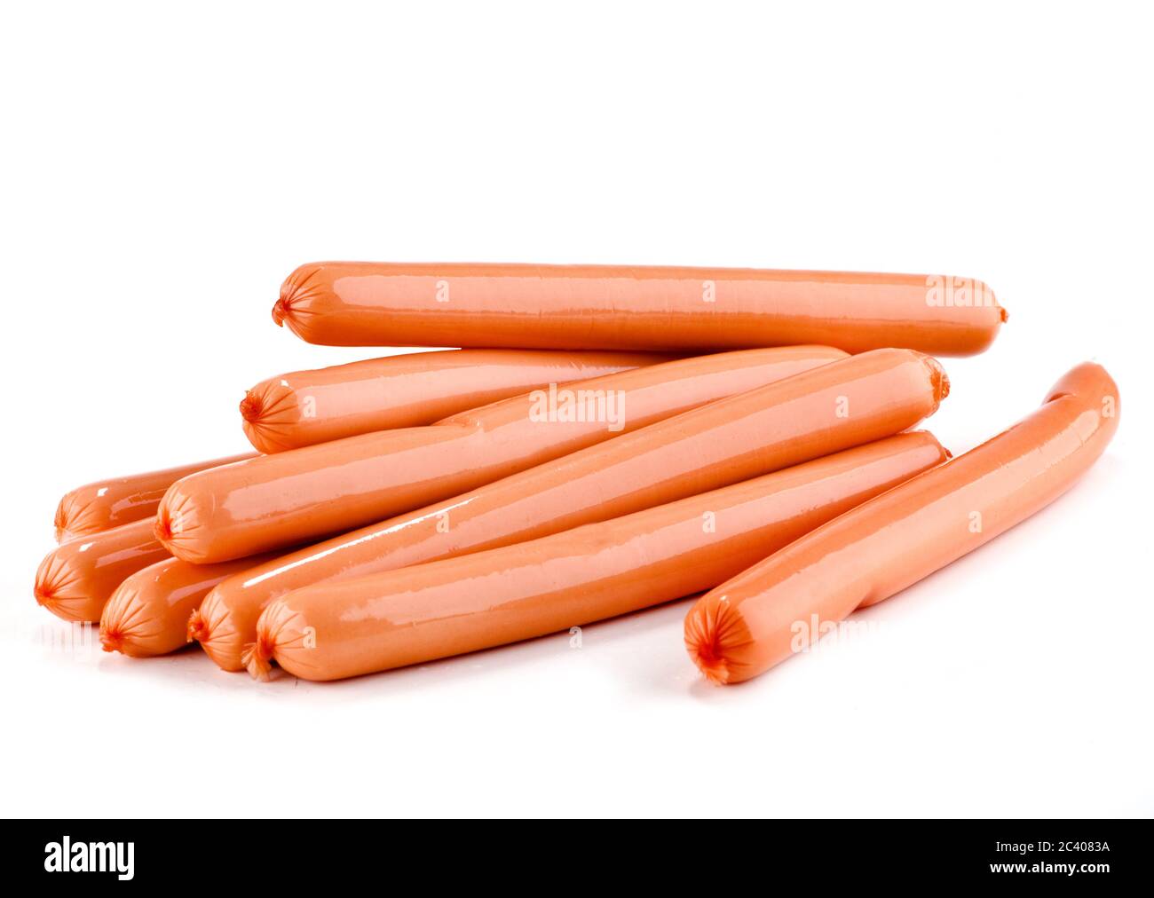 Salsiccia sottile su fondo bianco. Un ciclo di salsicce con fette di pane. Foto Stock