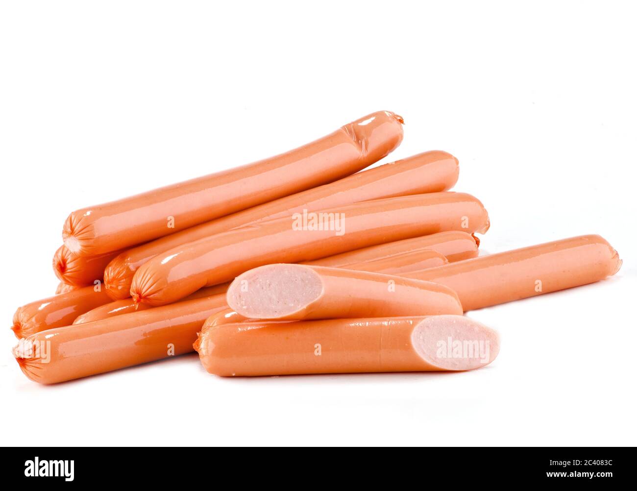 Salsiccia sottile su fondo bianco. Un ciclo di salsicce con fette di pane. Foto Stock