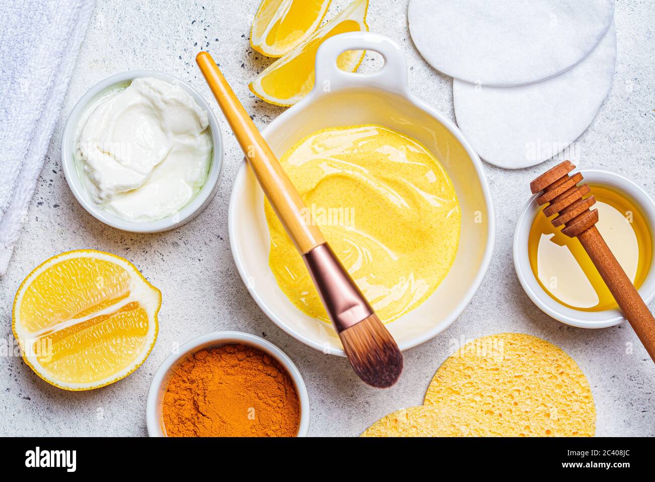 Preparazione maschera curcuma con miele e yogurt Foto stock - Alamy