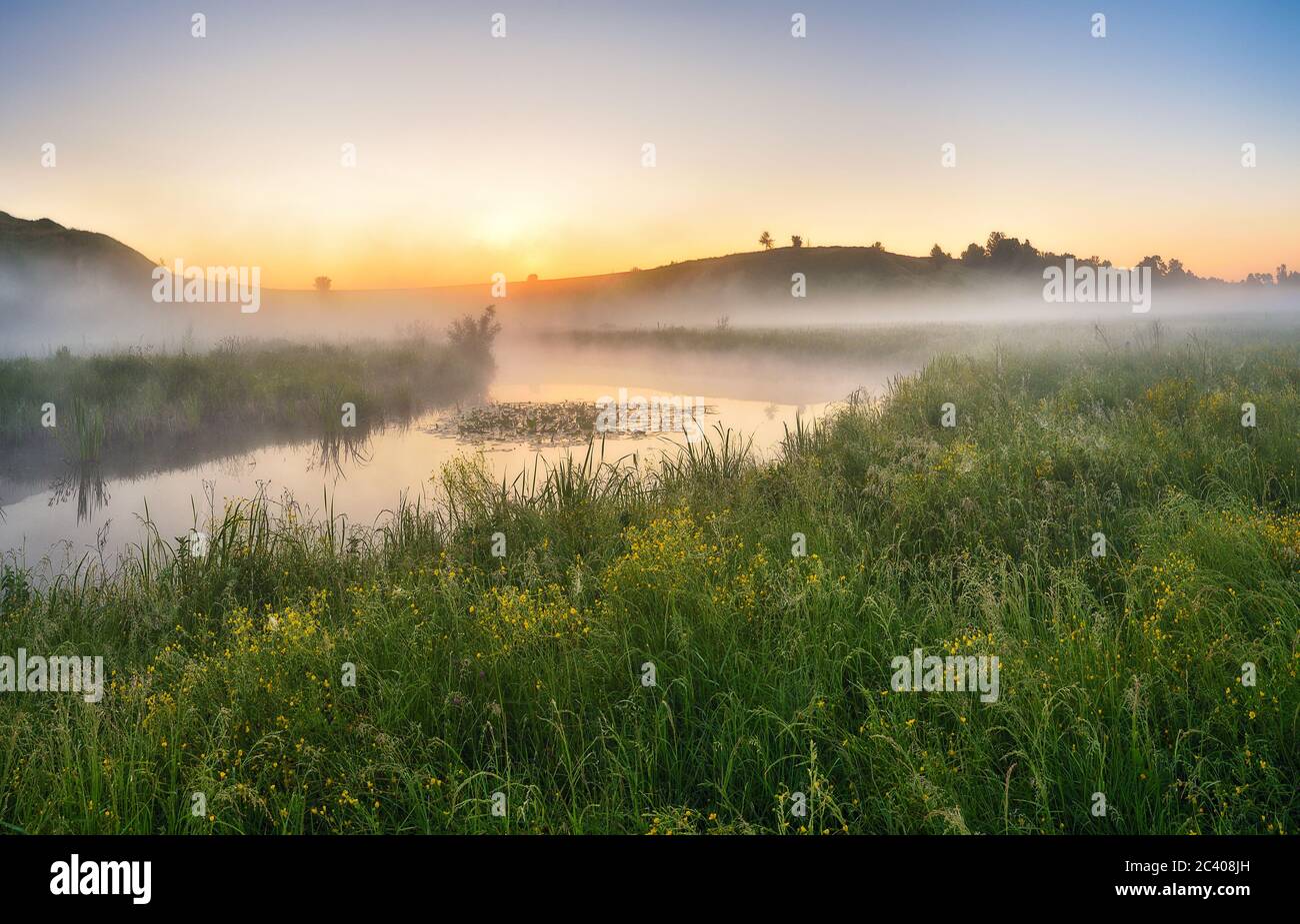 Bellissima alba primaverile sulle rive del fiume Foto Stock