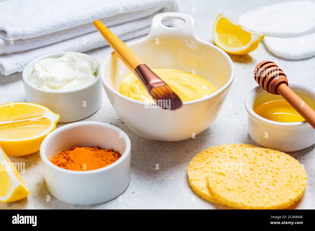 Preparazione maschera curcuma con miele e yogurt Foto stock - Alamy