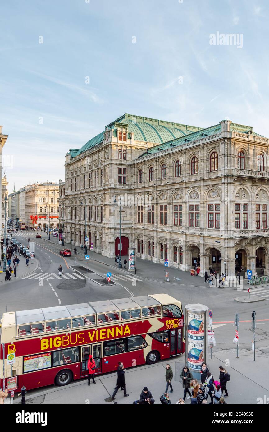 Vista su Albertinaplatz, l'Opera di Stato di Vienna, autobus turistico rosso, strada trafficata nel centro di Vienna. Foto Stock
