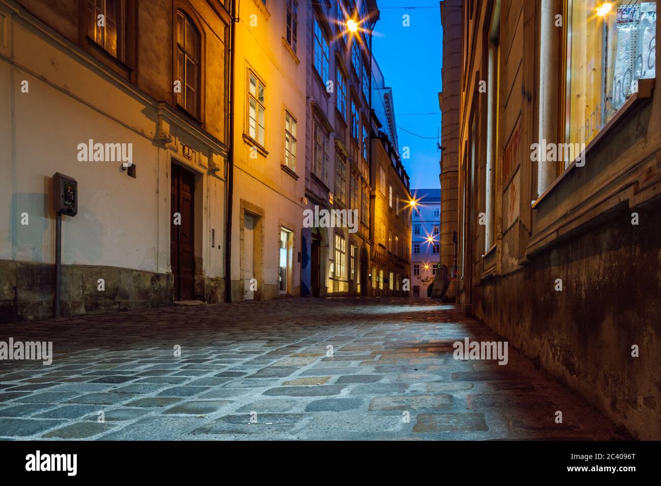 Domgasse Street, Vienna di notte. Strette strade acciottolate. Wolfgang Amadeus Mozart visse qui, residenza di Mozart, Vienna, Austria. Foto Stock