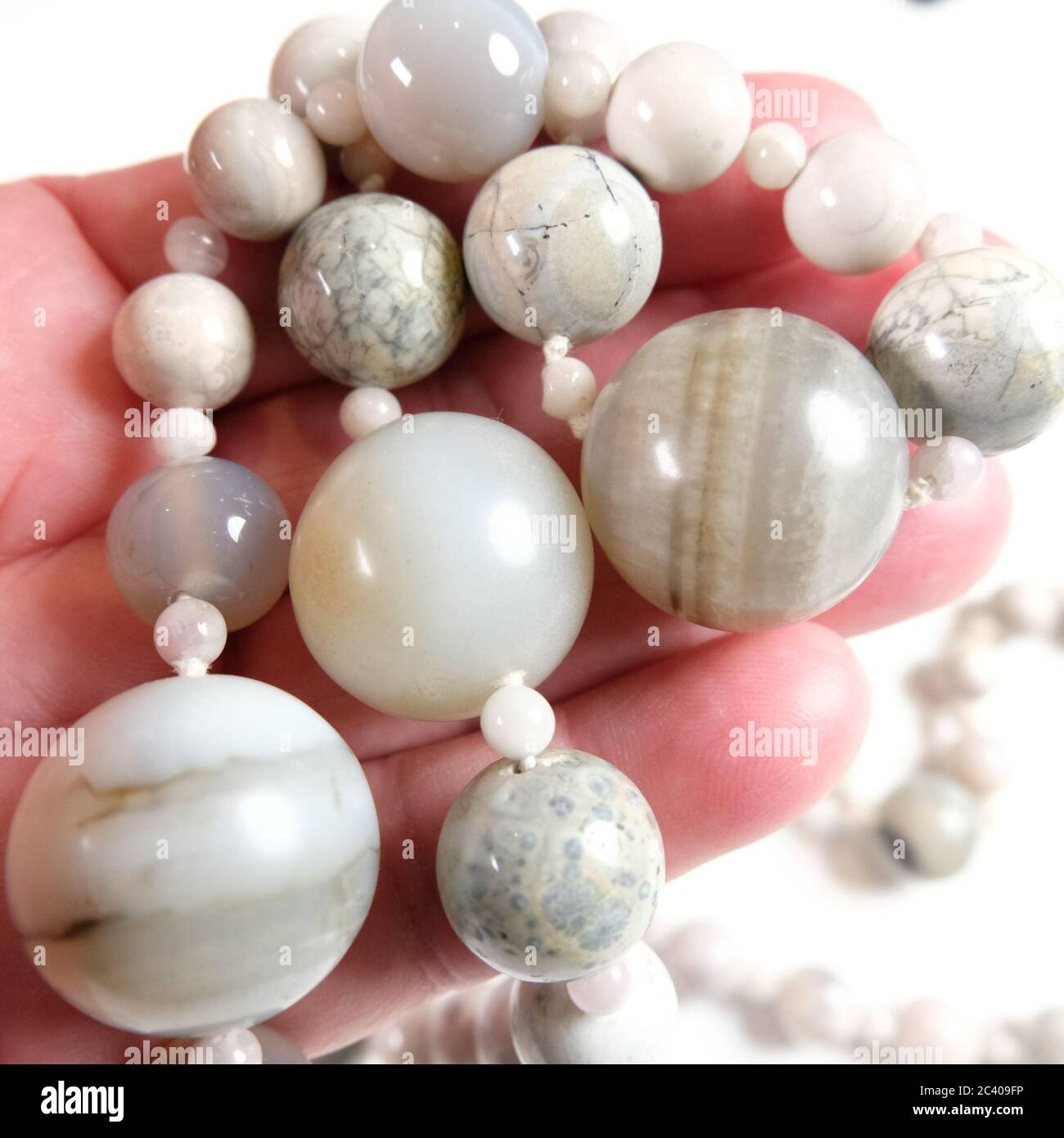 Closeup di una collana fatta a mano con pietre semi-preziose Foto Stock