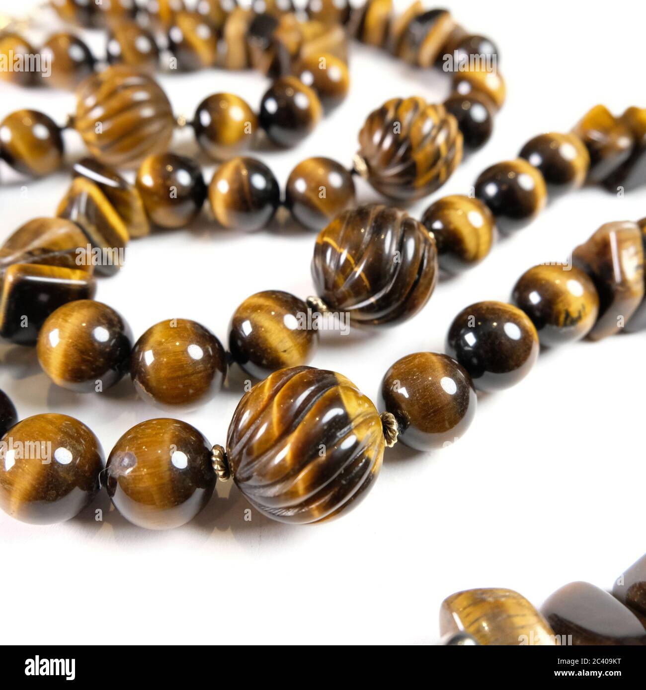 Closeup di una collana fatta a mano con pietre semi-preziose Tiger Eye Foto Stock