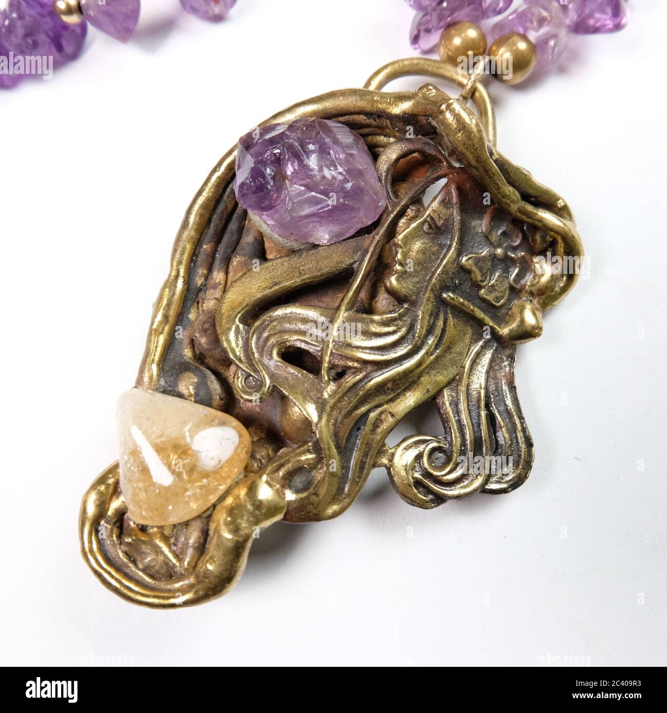 Closeup di una collana fatta a mano con pietre semi-preziose - Ametista Foto Stock
