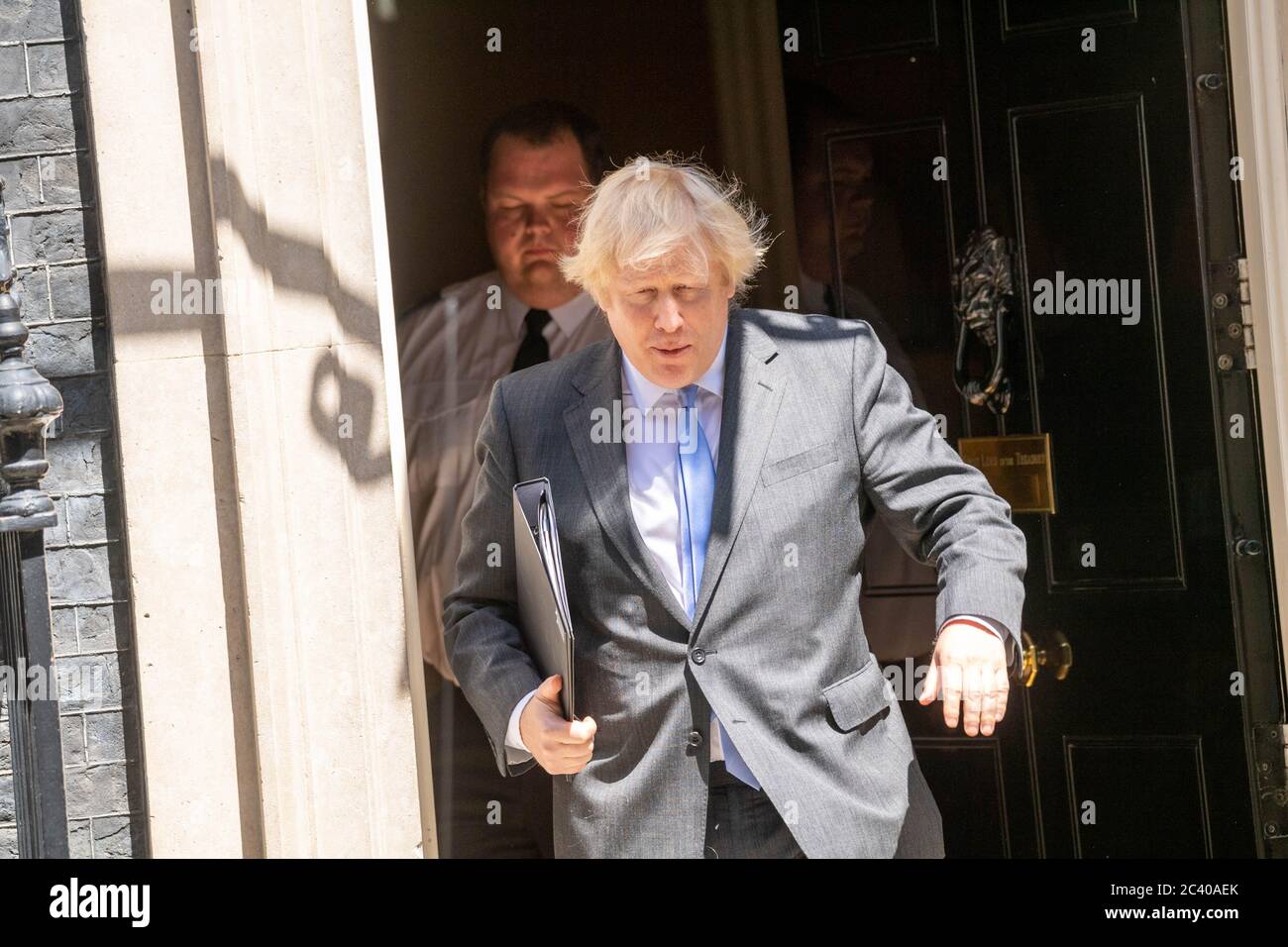 Londra, Regno Unito. 23 Giugno 2020. Boris Johnson, il primo ministro del MP lascia 10 Downing Street per fare una dichiarazione nella Camera dei Comuni su ulteriore rilassamento di lockdown Credit: Ian Davidson/Alamy Live News Foto Stock