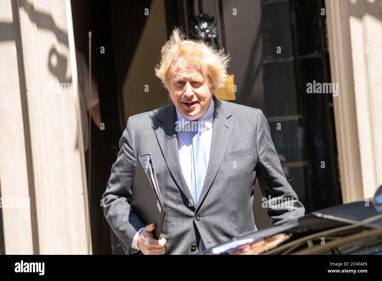 Londra, Regno Unito. 23 Giugno 2020. Boris Johnson, il primo ministro del MP lascia 10 Downing Street per fare una dichiarazione nella Camera dei Comuni su ulteriore rilassamento di lockdown Credit: Ian Davidson/Alamy Live News Foto Stock