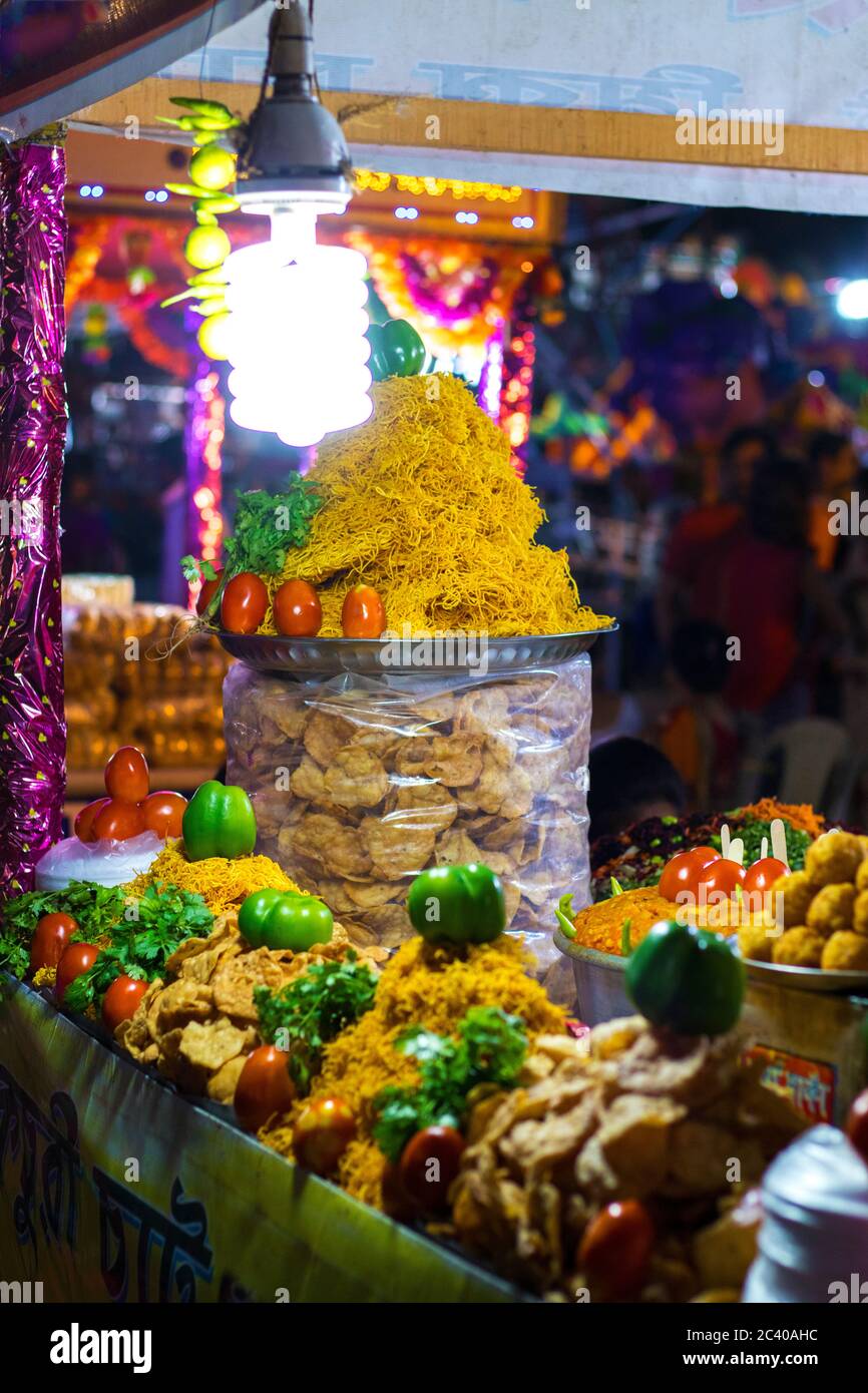 India è uno dei più popolari Petri Chaat Street Food, ingredienti di Chaat organizzato a Stall per la vendita Foto Stock