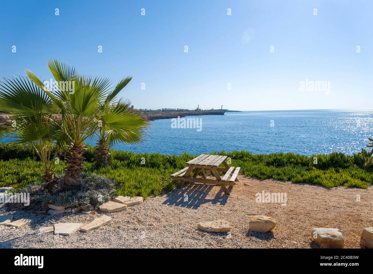 Panca da picnic con vista sul mare in una giornata estiva. Il concetto di svago e intrattenimento. Foto Stock