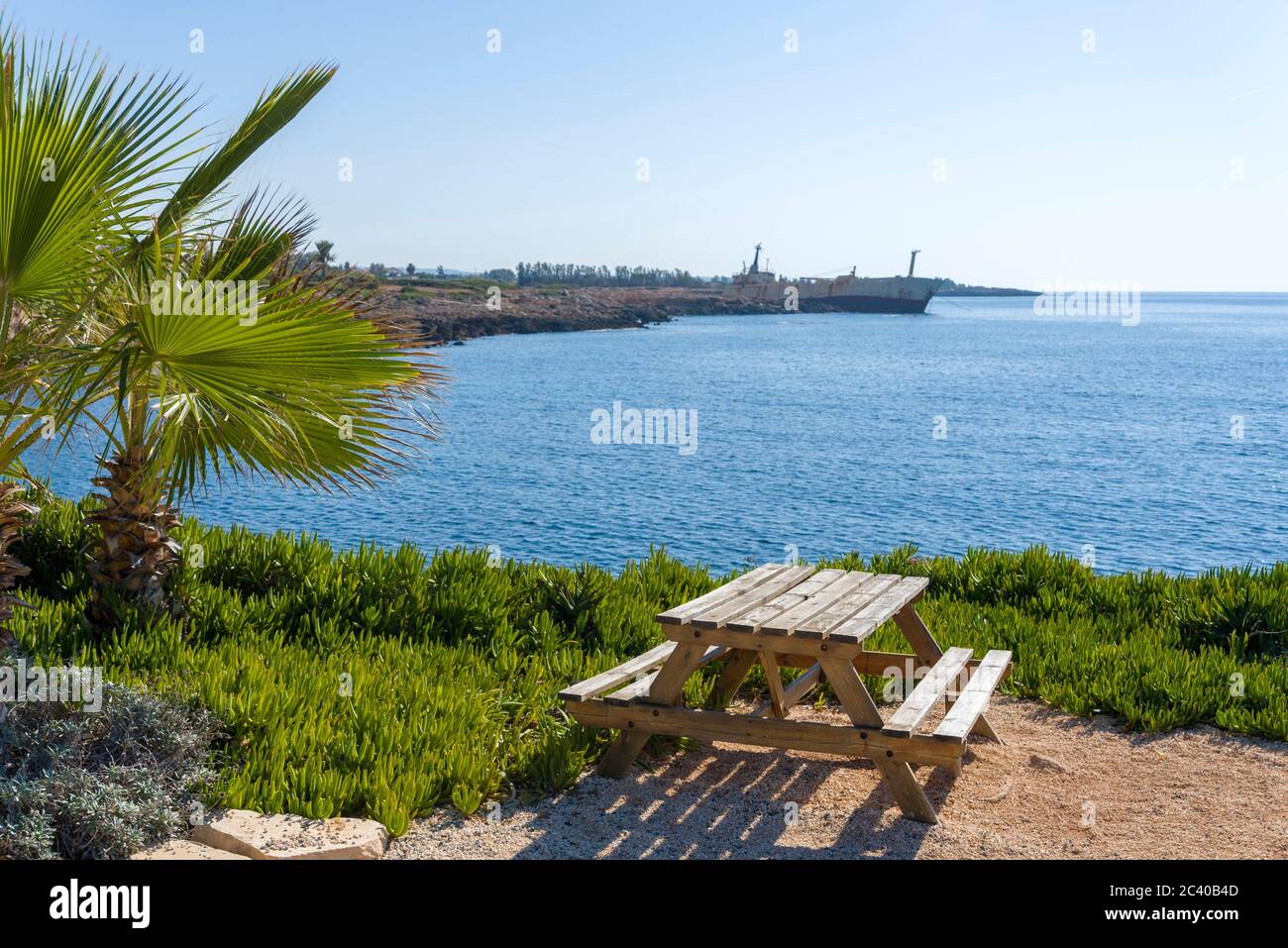 Panca da picnic con vista sul mare in una giornata estiva. Il concetto di svago e intrattenimento. Foto Stock