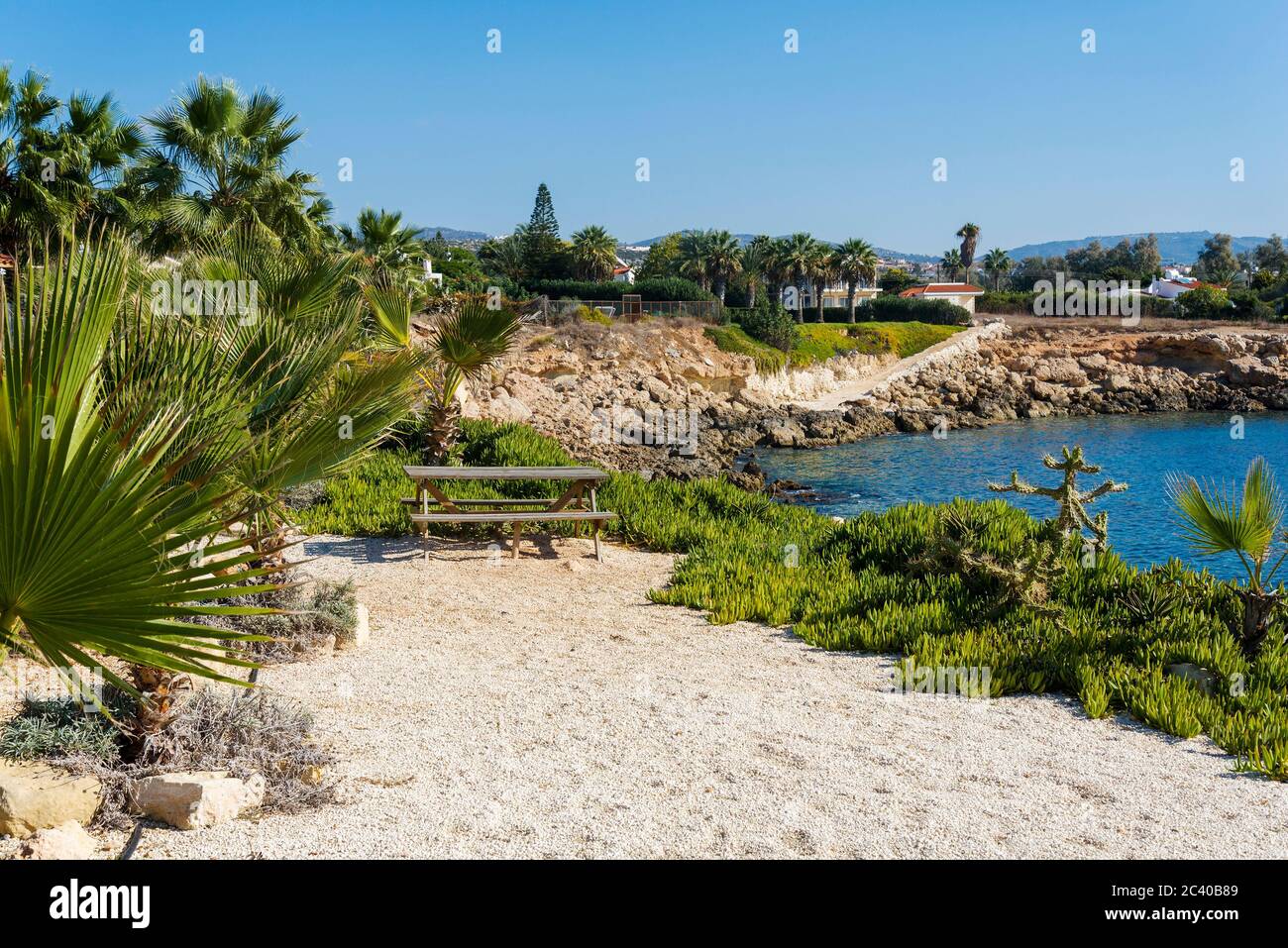 Panca da picnic con vista sul mare in una giornata estiva. Il concetto di svago e intrattenimento. Foto Stock