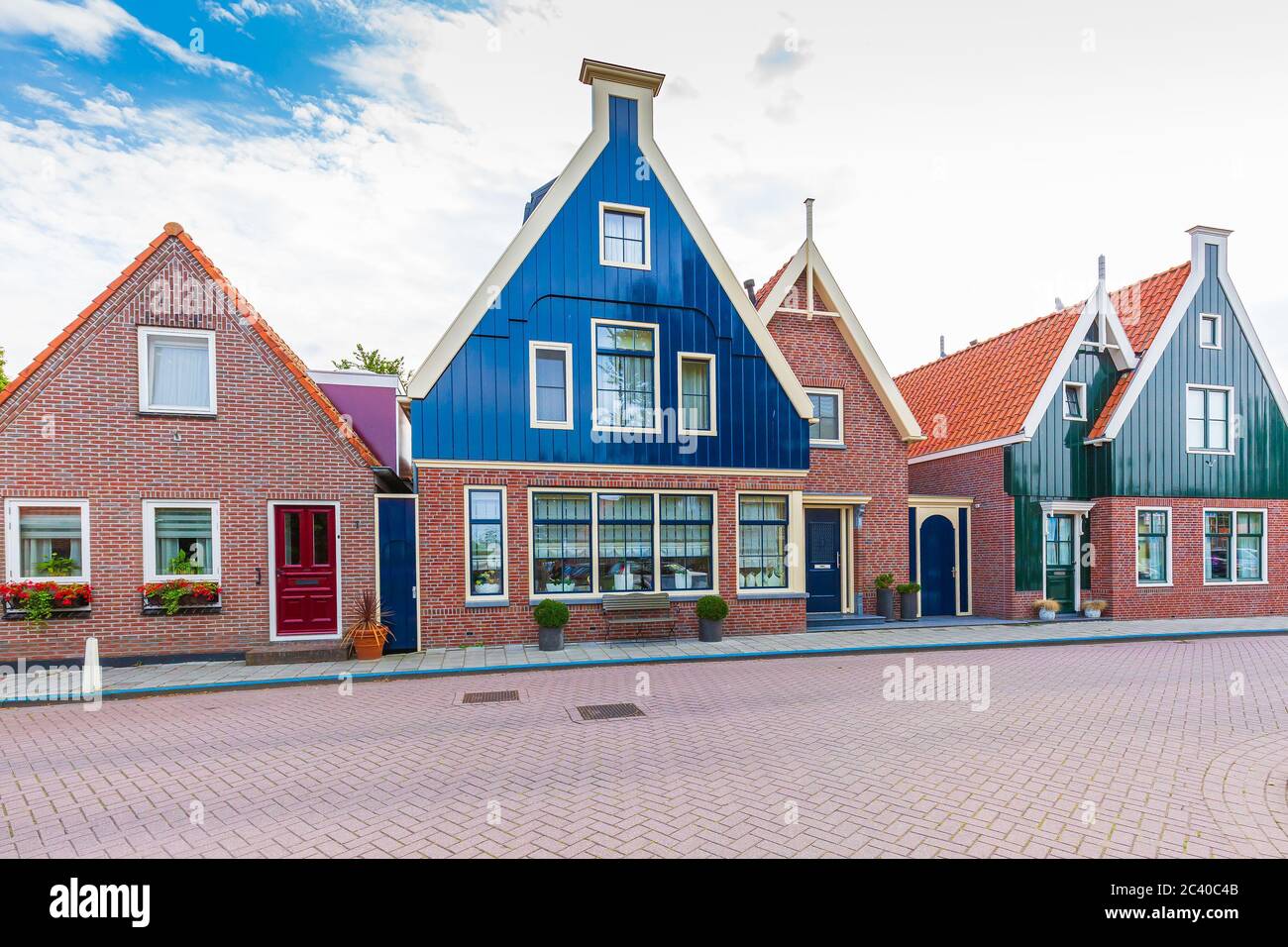 Vecchie strade di Volendam. Il vecchio villaggio tradizionale di pescatori, tipiche case in legno architettura. Famoso punto di riferimento e meta di viaggio per i turisti. Foto Stock