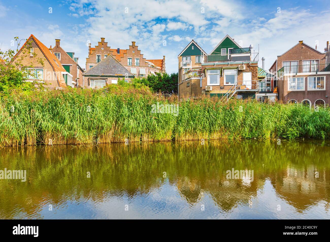 Vecchie strade di Volendam. Il vecchio villaggio tradizionale di pescatori, tipiche case in legno architettura. Famoso punto di riferimento e meta di viaggio per i turisti. Foto Stock