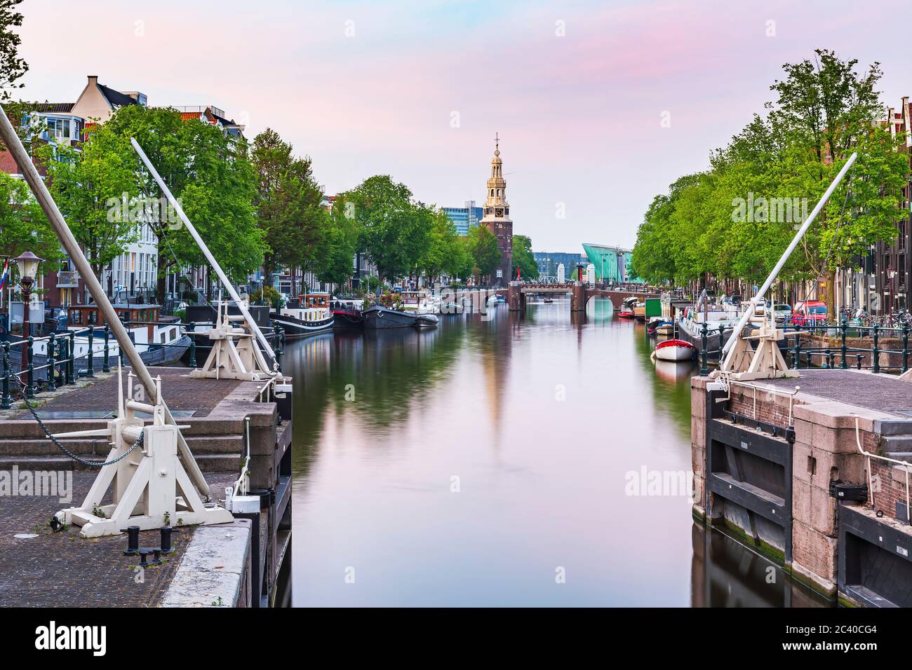 Amsterdam strade e canali durante il tramonto, stagione estiva. Sint Antoniesluis, meta turistica molto apprezzata dai turisti. Foto Stock