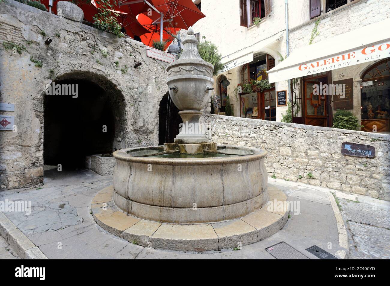 Saint-Paul de Vence, Francia. La fontana monumentale in pietra, eretta nel 1850. Foto Stock