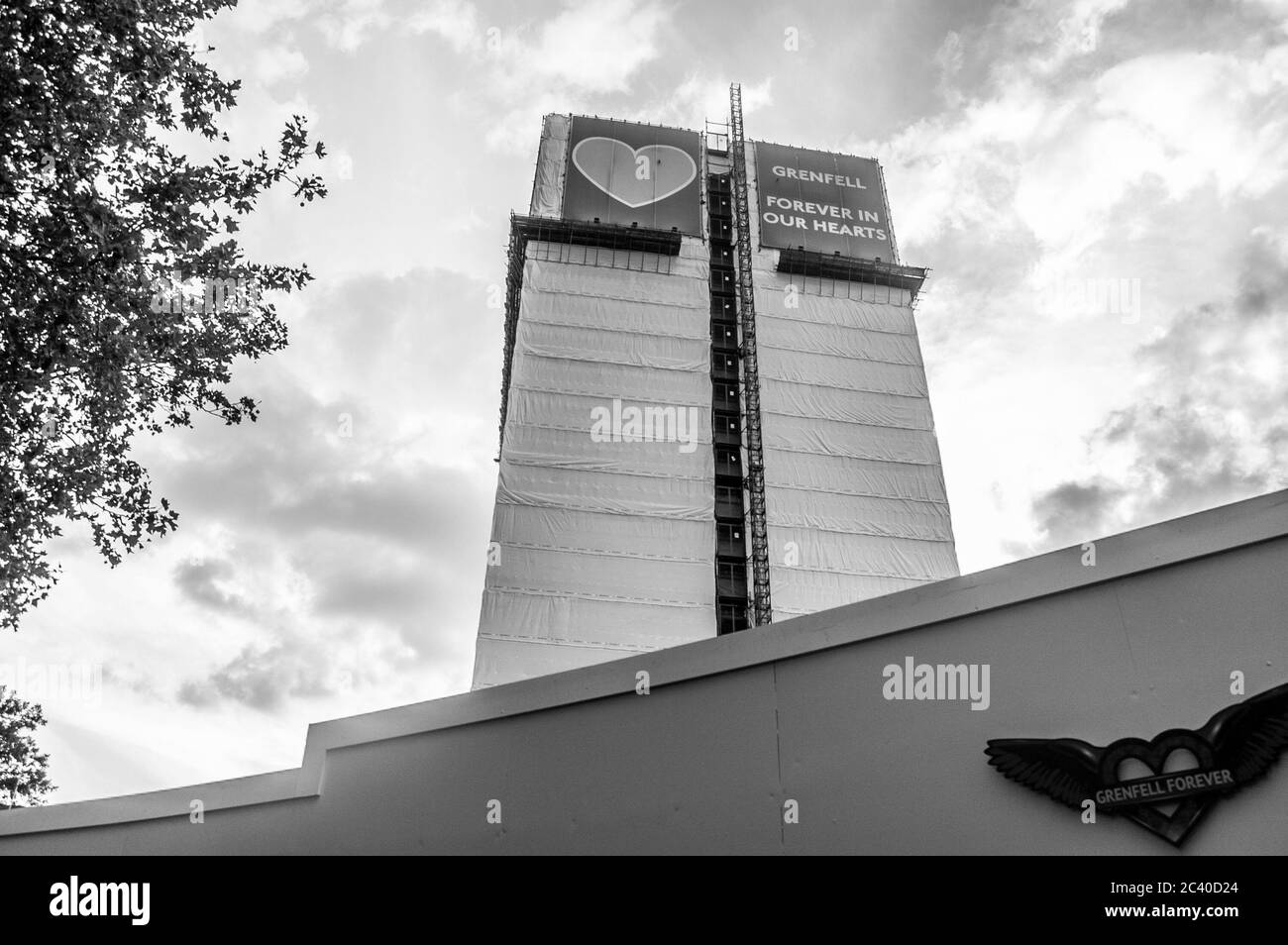NORTH KENSINGTON/LONDON - LUGLIO 18 2019: La Torre Grenfell è stata raffigurata poco più di due anni dopo il dedigioso incendio che ha ucciso 72 persone e ferito decine di persone Foto Stock