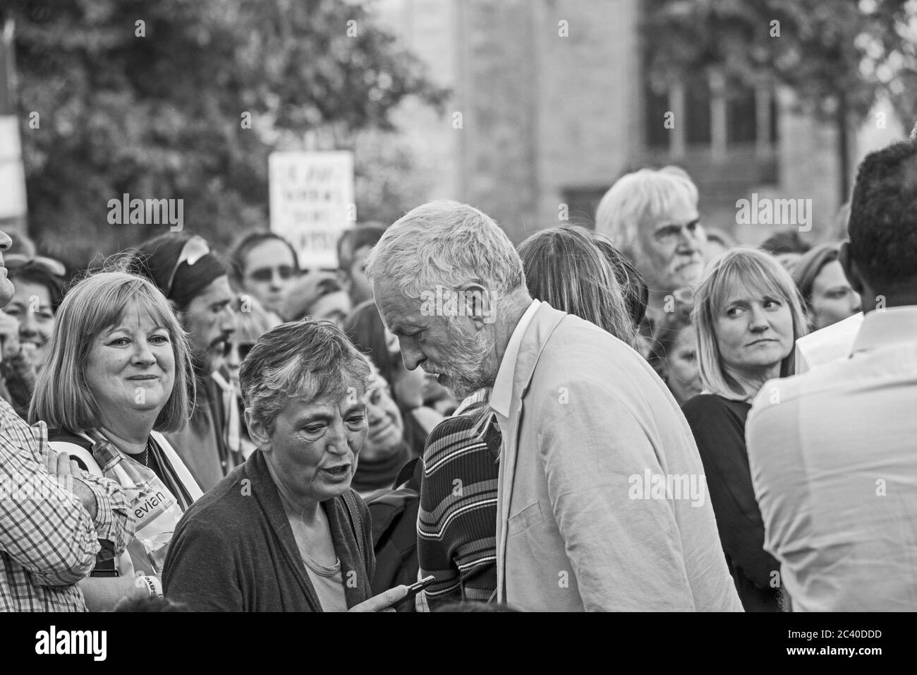 Jeremy Corbyn MP parla ad un membro del pubblico in un rally su College Green in Bristol, Regno Unito il 8 agosto 2016. Il rally è stato parte di Corbyn la campagna per la rielezione come leader del partito laburista. Foto Stock