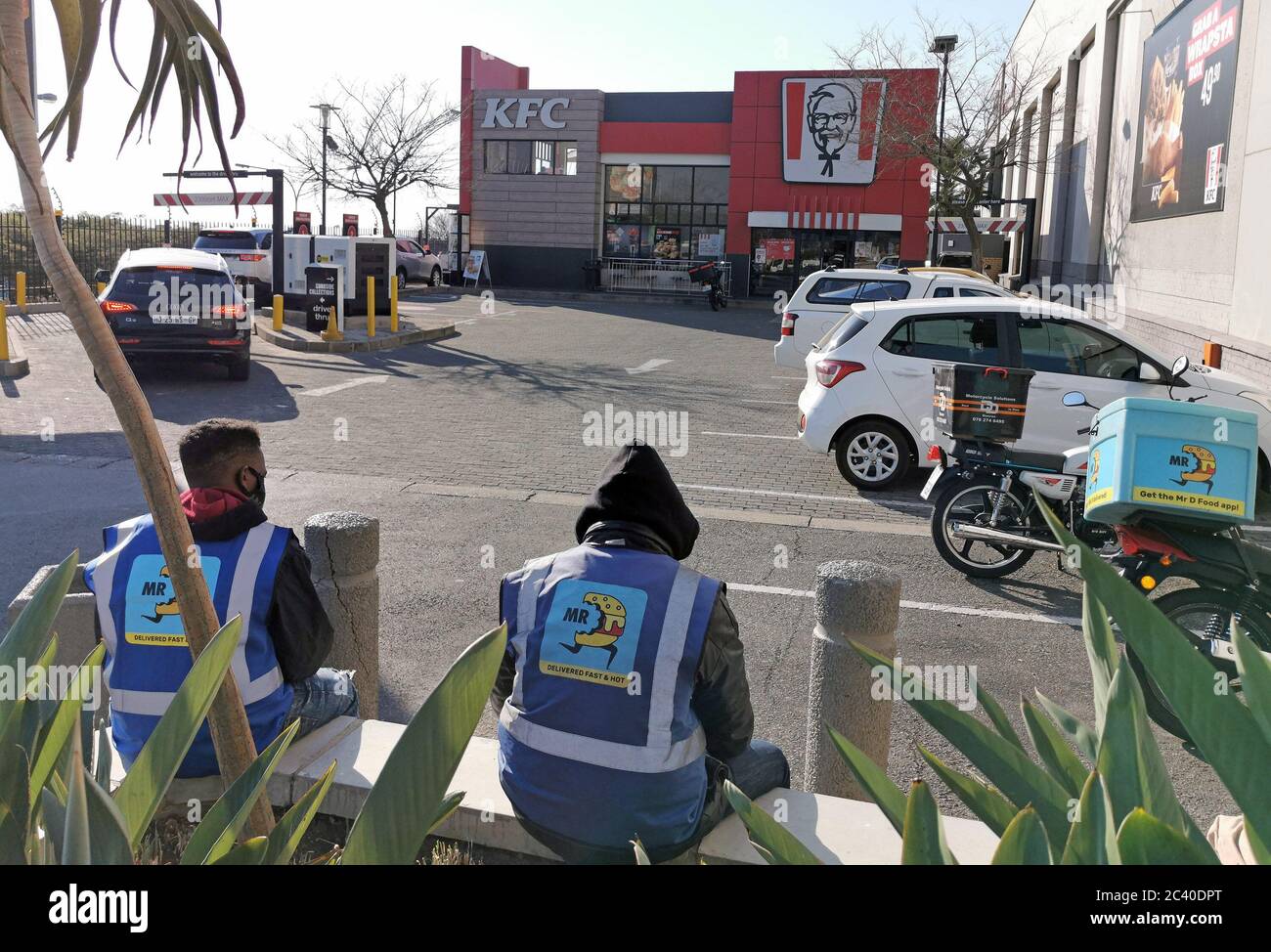 Johannesburg, Sudafrica. 22 Giugno 2020. Deliverymen fare una pausa fuori da un fast food a Johannesburg, Sudafrica, il 22 giugno 2020. Il numero cumulativo di casi COVID-19 confermati in Sud Africa ha superato il punteggio di 100,000 per raggiungere il 101,590, secondo l'ultimo aggiornamento ufficiale rilasciato all'inizio di martedì. Credit: Chen Cheng/Xinhua/Alamy Live News Foto Stock