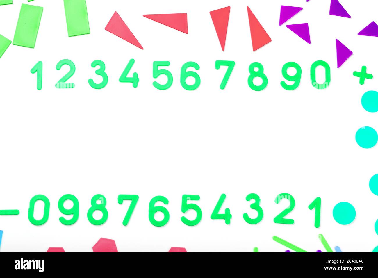 Figure e numeri di plastica multicolore su sfondo bianco. Giochi educativi per bambini. Capacità matematiche e di calcolo. Foto Stock