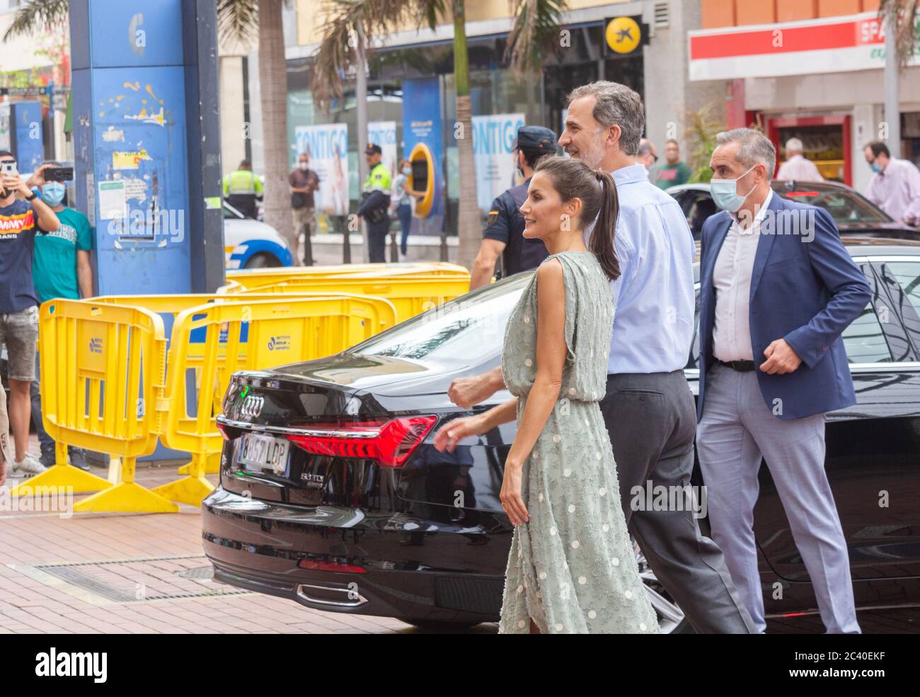 Las Palmas, Gran Canaria, Isole Canarie, Spagna. 23 Giugno 2020. Il Re e la Regina di Spagna, il Re Felipe VI e la Regina Letizia, visitano Las Palmas a Gran Canaria all'inizio di un tour a livello nazionale per onorare gli sforzi del popolo spagnolo durante la pandemia del Covid 19. Lo stato di allarme/blocco della Spagna si è concluso il 21 giugno.Alan Dawson/Alamy Live News. Foto Stock