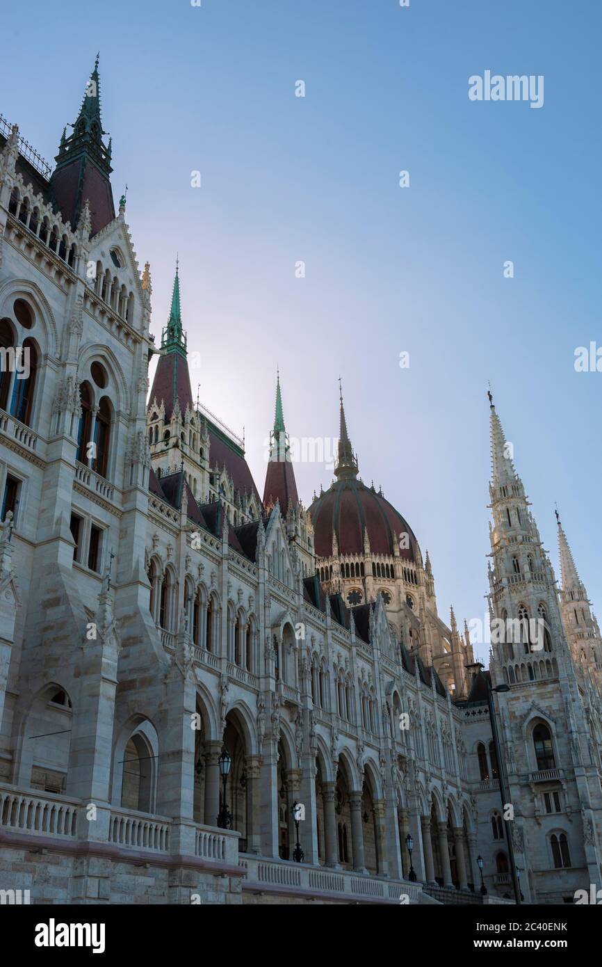 Il Palazzo del Parlamento ungherese in stile neo-gotico (Országház) Lipótváros, Budapest, Ungheria Foto Stock