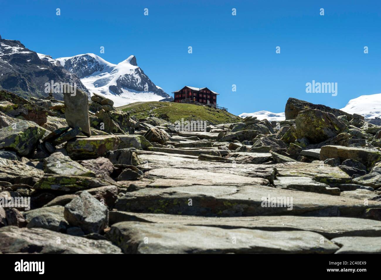 Das Berghaus Fluhalp mit dem markanten Adlerhorn, Links davon das Strahlhorn. Zermatt, Kanton Wallis. (nessun rilascio di proprietà) Foto Stock