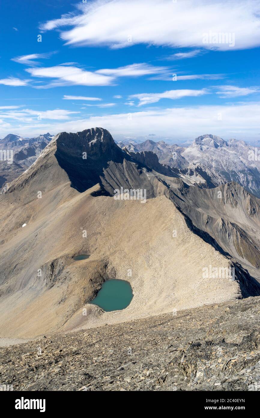 Der Piz Üertsch (Gipfel aus Dolomit-Gestein) und der Piz Ela (rechts hinten, ebenFalls Dolomit). Sicht vom Piz Blaisun (Kalk). Namenlose visto. Albula- Foto Stock