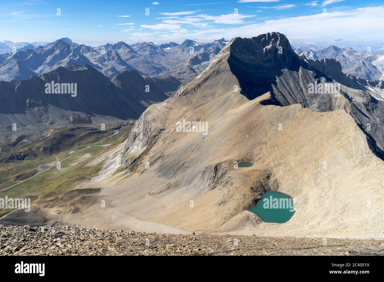 Der Piz Üertsch (Gipfel aus Dolomit-Gestein). Sicht vom Piz Blaisun (Kalk). Namenlose visto. Links unten der albulapass, Graubünden. Ganz klein ist das Foto Stock