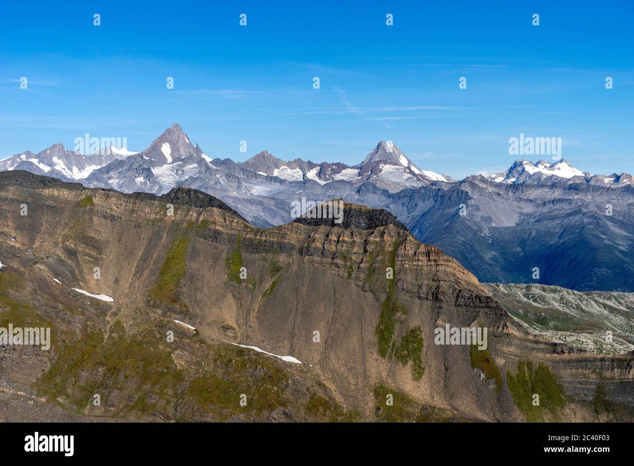 Sicht vom Bättelmatthorn auf der Grenze Italien-Wallis zu den Berner Alpen mit Links Finsteraarhorn, Mitte Lauteraarhorn und Schreckhorn Foto Stock