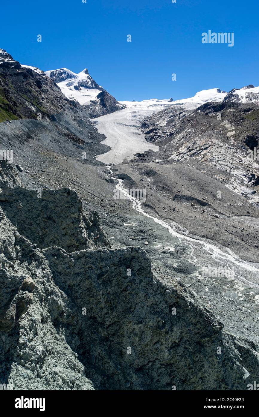 zurückschmelzende lässt Findelgletscher Moränen eine Landschaft von Geröll zurück und  . Collegamenti esterni das Markante Adlerhorn und Links davon das St Foto Stock