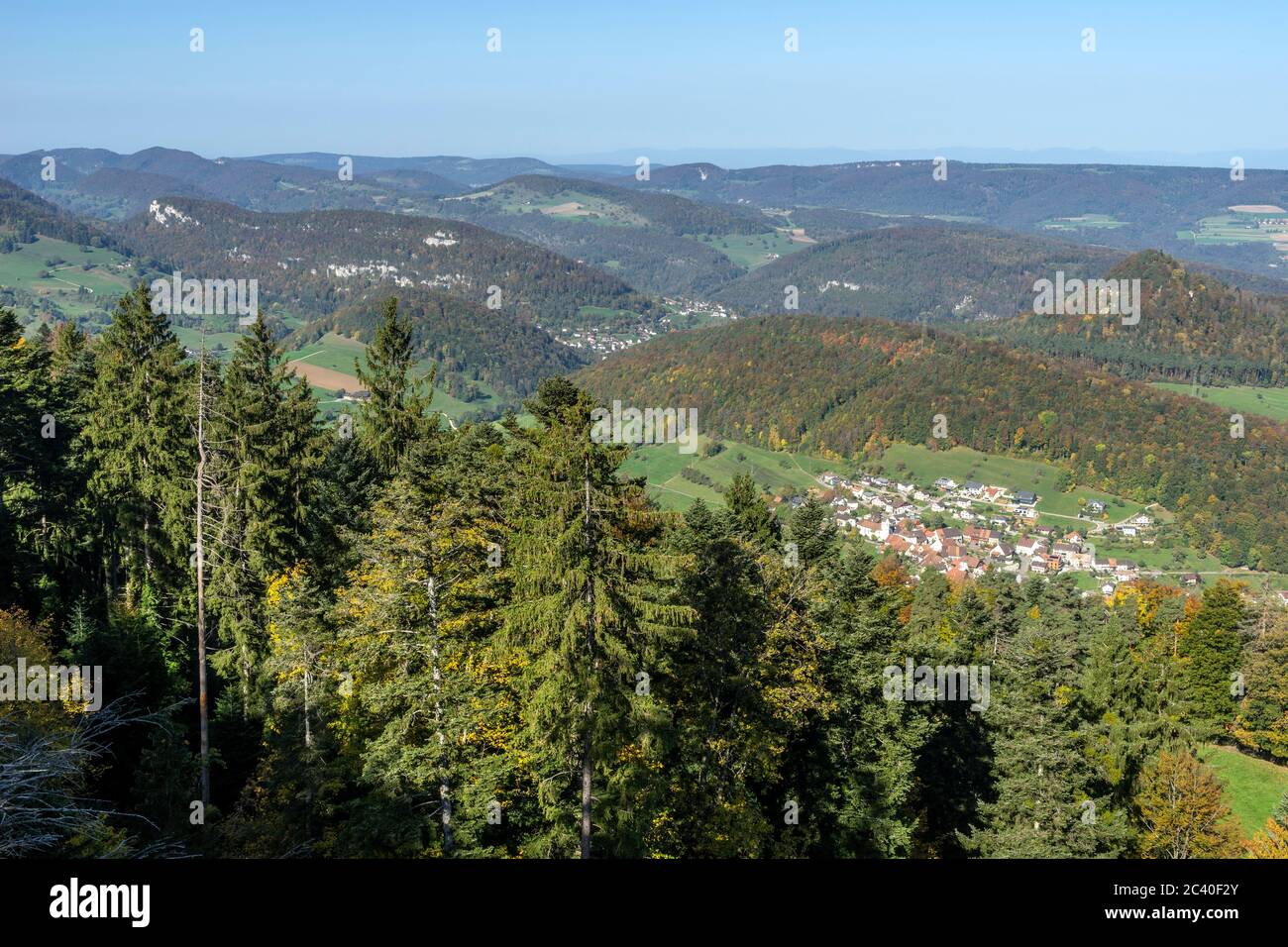 Das Dorf Grindel im Solothurner Jura (Schwarzbubenland) mit dem Rütliberg dahinter und dem spitzen Stürmenchopf (ganz rechts). Links die felsige Roti Foto Stock