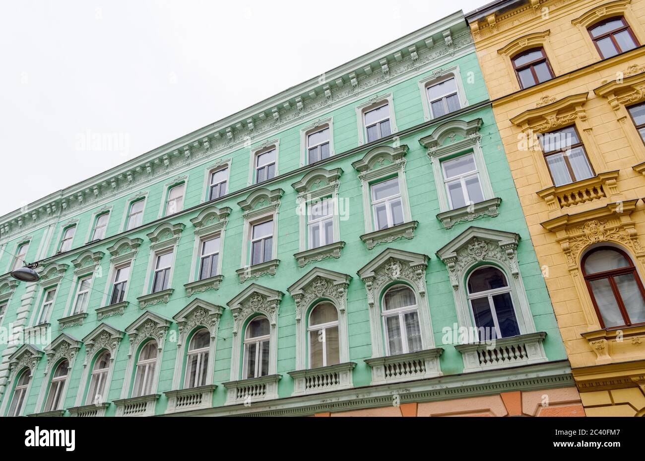 Vista prospettica di una facciata colorata rinnovata di un vecchio edificio di appartamenti. Architettura di Vienna. Foto Stock