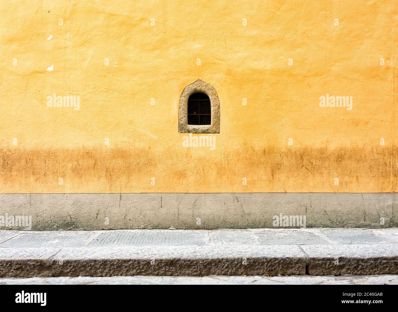 Un vero e proprio monumenti popolari a Firenze sono le centinaia di finestre del vino sparse sulle facciate del palazzo nel centro storico della città Foto Stock